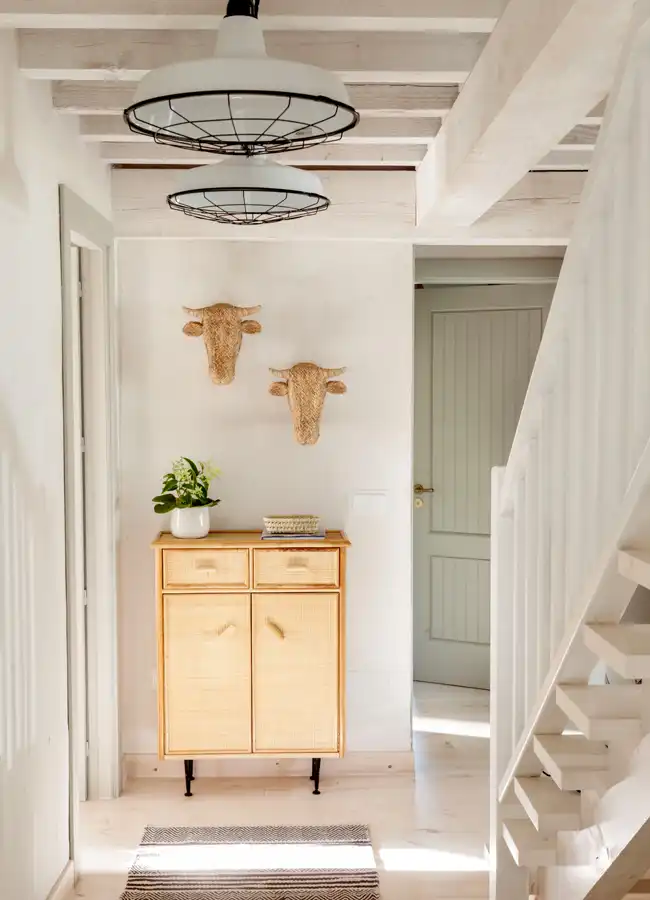 entrée avec poutres et escalier décoration rustique chic maison rénovée Espagne entrée avec poutres et escalier décoration rustique chic maison rénovée Espagne