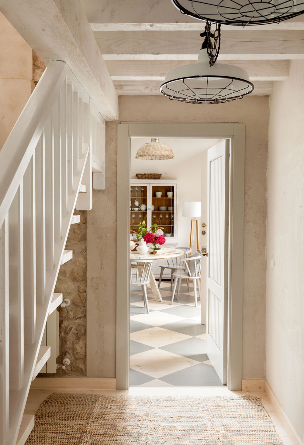 entrée avec poutres murs en pierres et escalier décoration rustique chic maison rénovée Espagne entrée avec poutres murs en pierres et escalier décoration rustique chic maison rénovée Espagne
