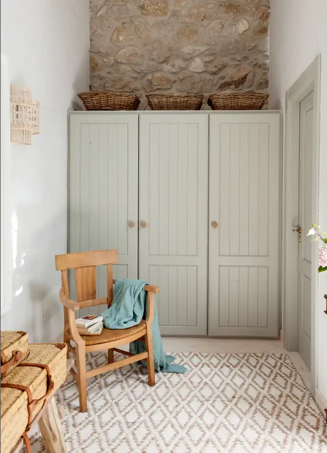 dressing avec mur de pierres décoration rustique chic maison rénovée Espagne dressing avec mur de pierres décoration rustique chic maison rénovée Espagne