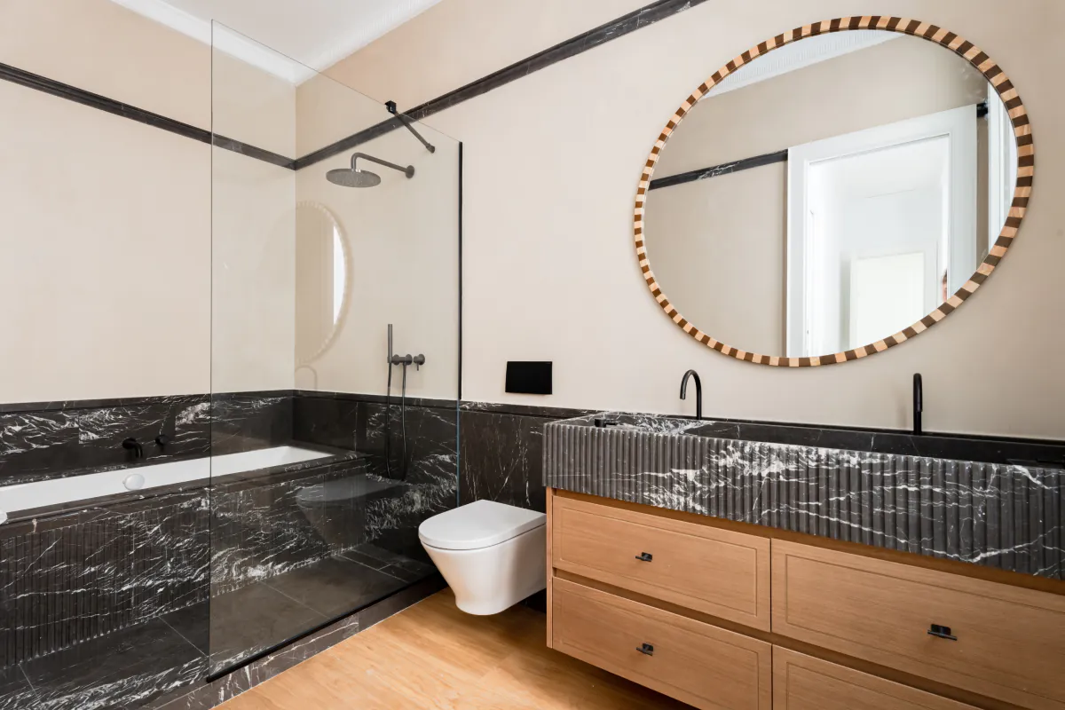 salle de bain bois beige et marbre noir salle de bain bois beige et marbre noir
