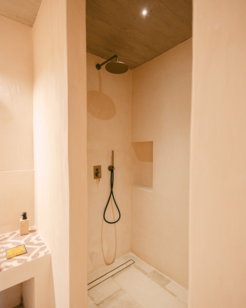 salle de bain masseria du 18e siècle rénovée Masseria Gemini Pouilles décoration contemporaine salle de bain masseria du 18e siècle rénovée Masseria Gemini Pouilles décoration contemporaine