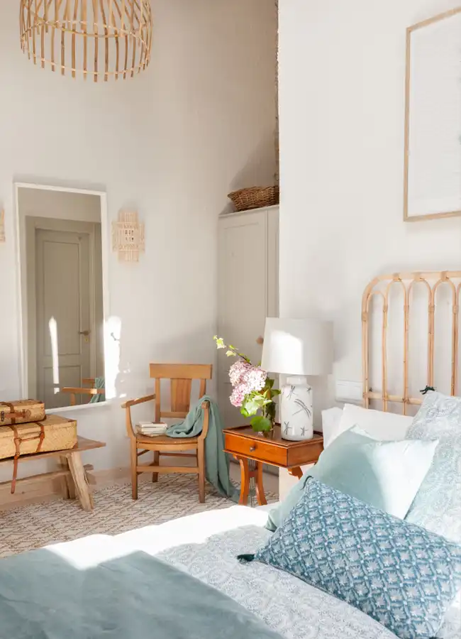chambre avec poutres décoration rustique chic maison rénovée Espagne chambre avec poutres décoration rustique chic maison rénovée Espagne