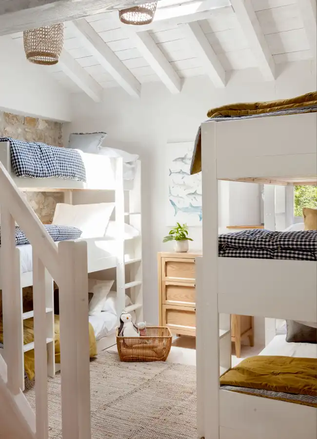 dortoir enfants lits superposés avec poutres décoration rustique chic maison rénovée Espagne dortoir enfants lits superposés avec poutres décoration rustique chic maison rénovée Espagne