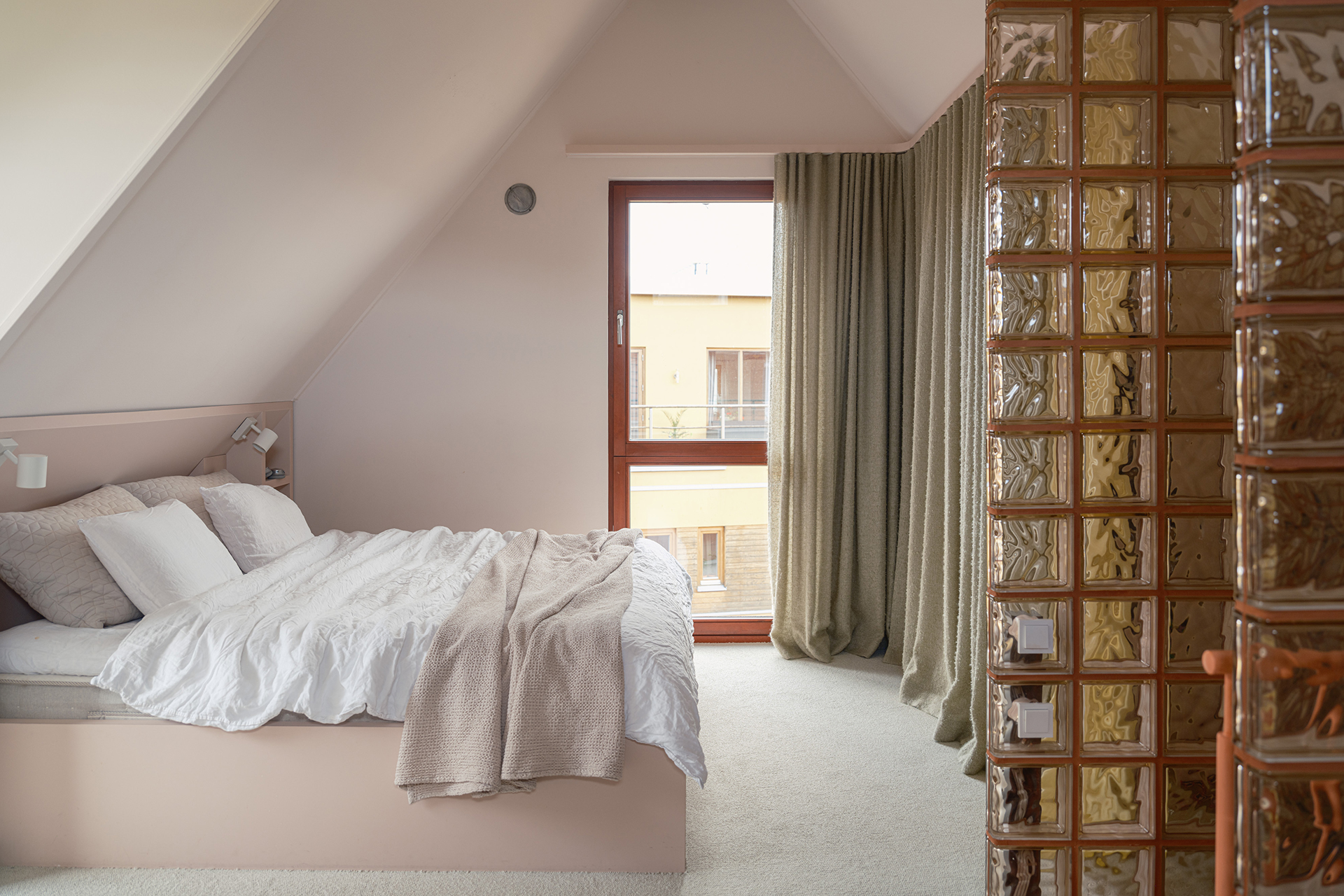 chambre avec pavés de verre maison de ville moderniste Packhus chambre avec pavés de verre maison de ville moderniste Packhus