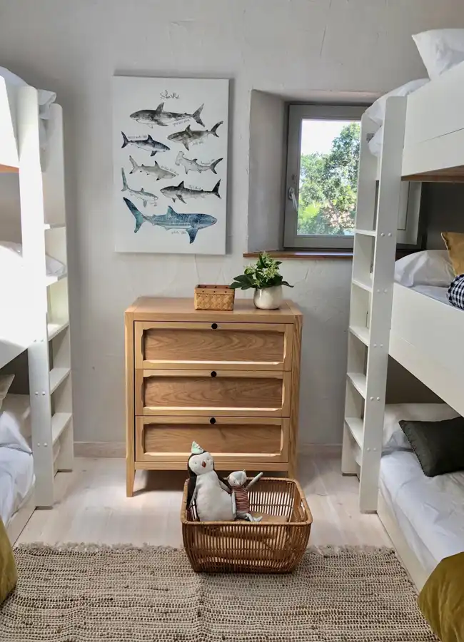 dortoir enfants lits superposés décoration rustique chic maison rénovée Espagne dortoir enfants lits superposés décoration rustique chic maison rénovée Espagne