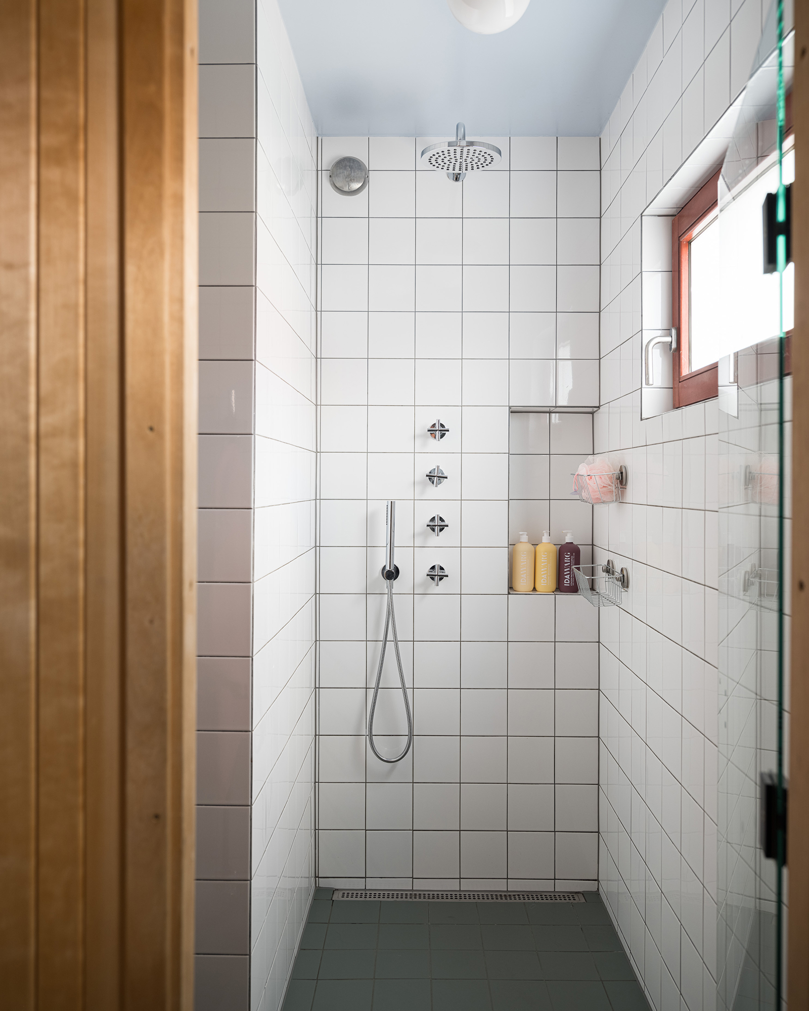 salle d salle d'eau carrelage blanc