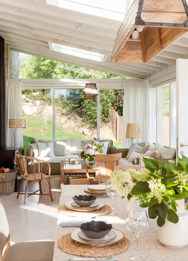 salon avec poutres dans véranda décoration rustique chic maison rénovée Espagne salon avec poutres dans véranda décoration rustique chic maison rénovée Espagne