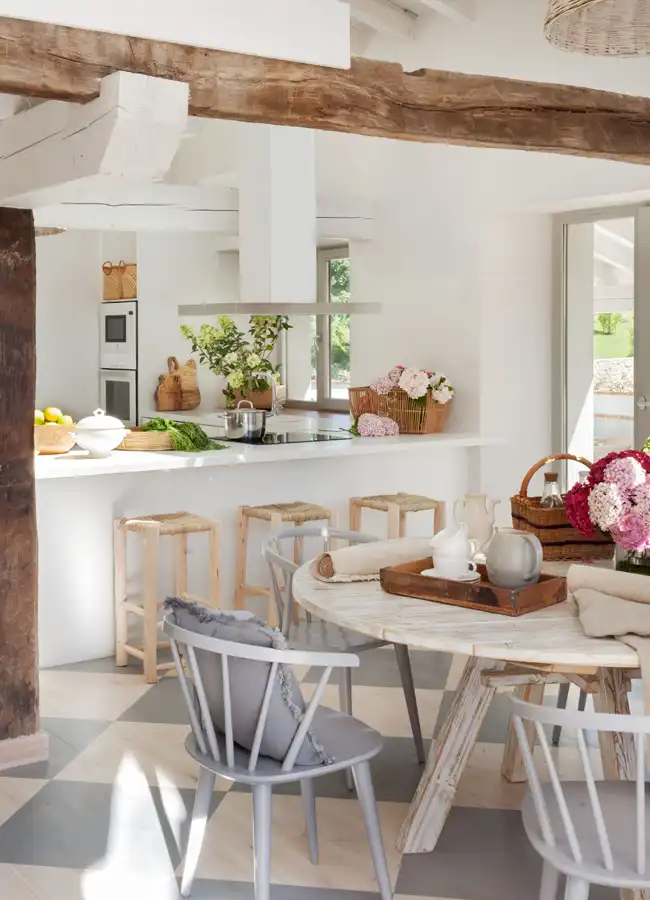 cuisine avec poutres et sol à damier décoration rustique chic maison rénovée Espagne cuisine avec poutres et sol à damier décoration rustique chic maison rénovée Espagne