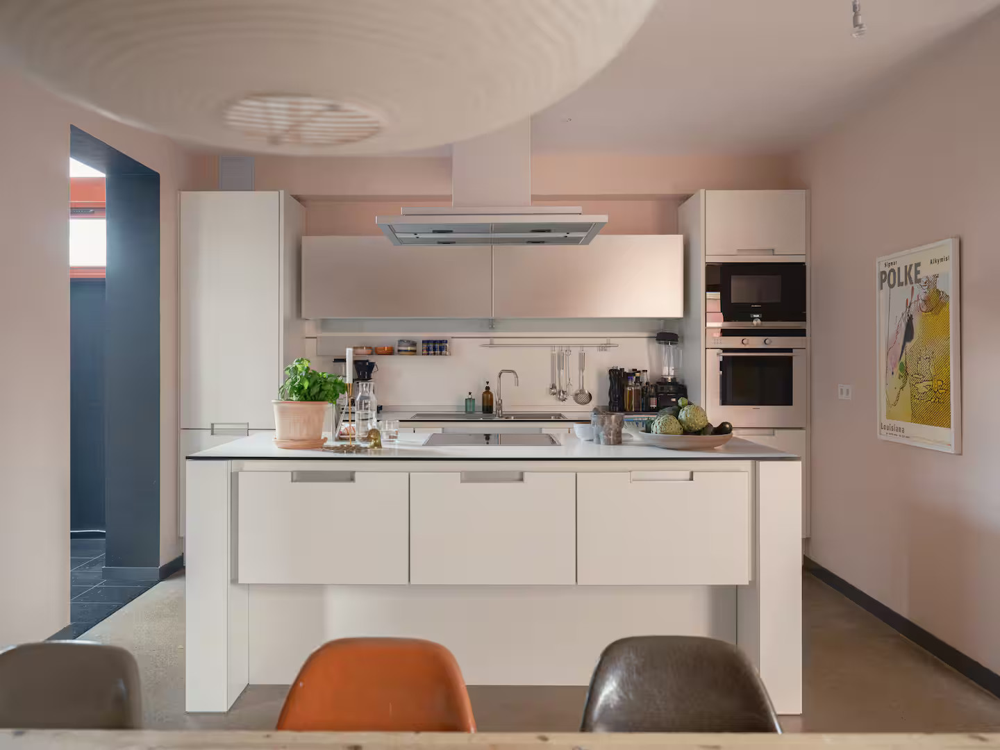 cuisine blanche design maison de ville moderniste Packhus cuisine blanche design maison de ville moderniste Packhus