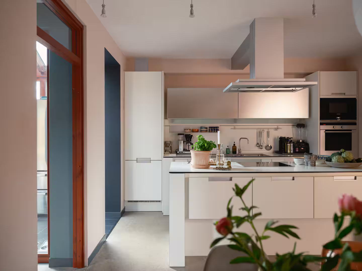 cuisine blanche design maison de ville moderniste Packhus cuisine blanche design maison de ville moderniste Packhus