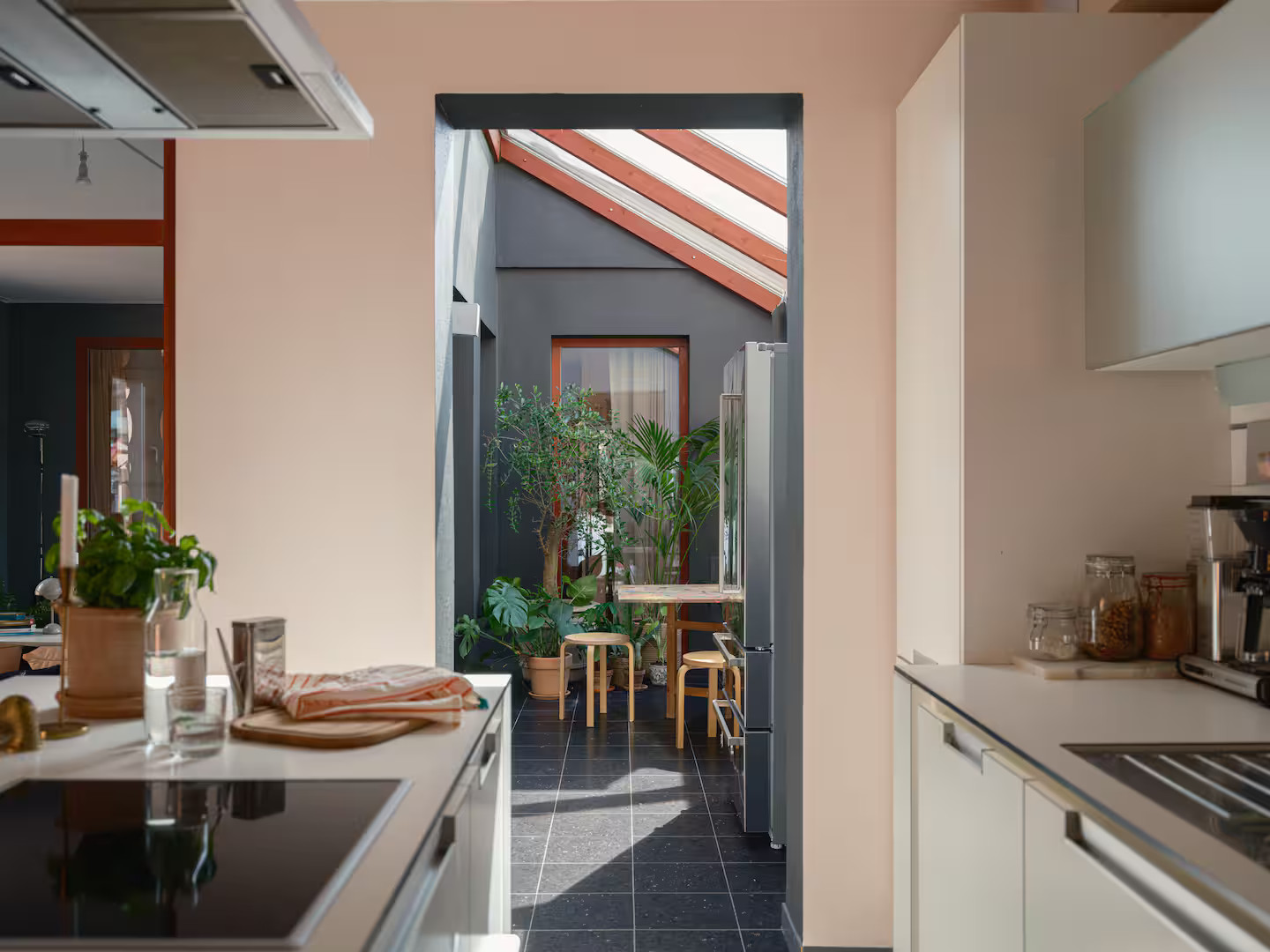 cuisine blanche design maison de ville moderniste Packhus cuisine blanche design maison de ville moderniste Packhus