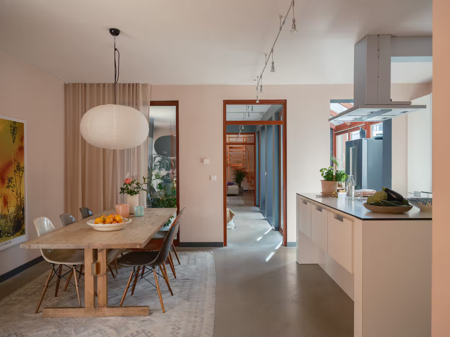 cuisine blanche design avec salle à manger maison de ville moderniste Packhus cuisine blanche design avec salle à manger maison de ville moderniste Packhus