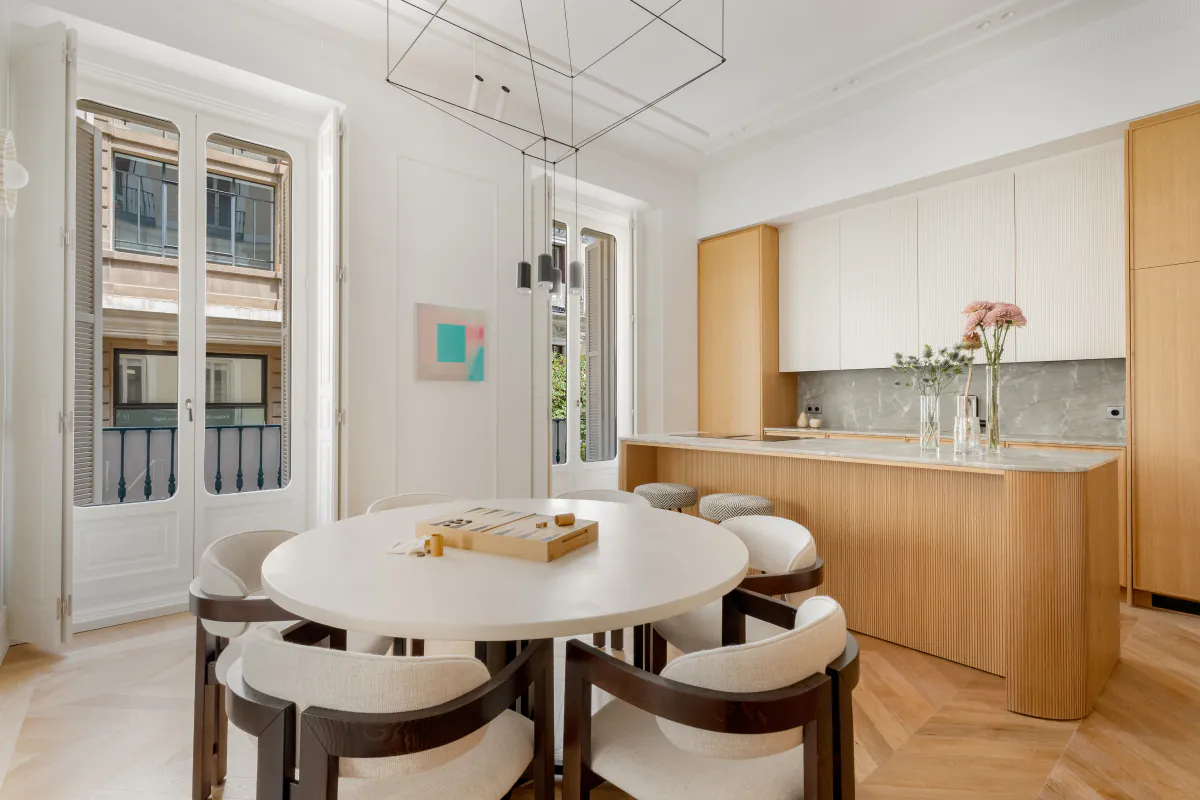 cuisine bois avec salle à manger décoration contemporaine en tons naturels appartement Madrid cuisine bois avec salle à manger décoration contemporaine en tons naturels appartement Madrid