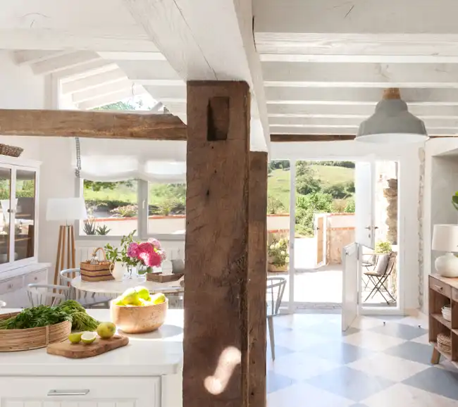 cuisine avec poutres et sol à damier décoration rustique chic maison rénovée Espagne cuisine avec poutres et sol à damier décoration rustique chic maison rénovée Espagne