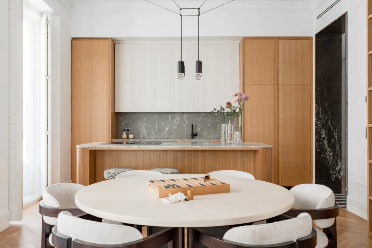 cuisine bois avec salle à manger décoration contemporaine en tons naturels appartement Madrid cuisine bois avec salle à manger décoration contemporaine en tons naturels appartement Madrid