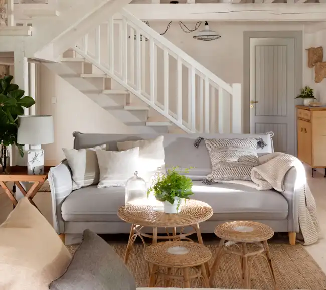 salon avec escalier décoration rustique chic maison rénovée Espagne salon avec escalier décoration rustique chic maison rénovée Espagne