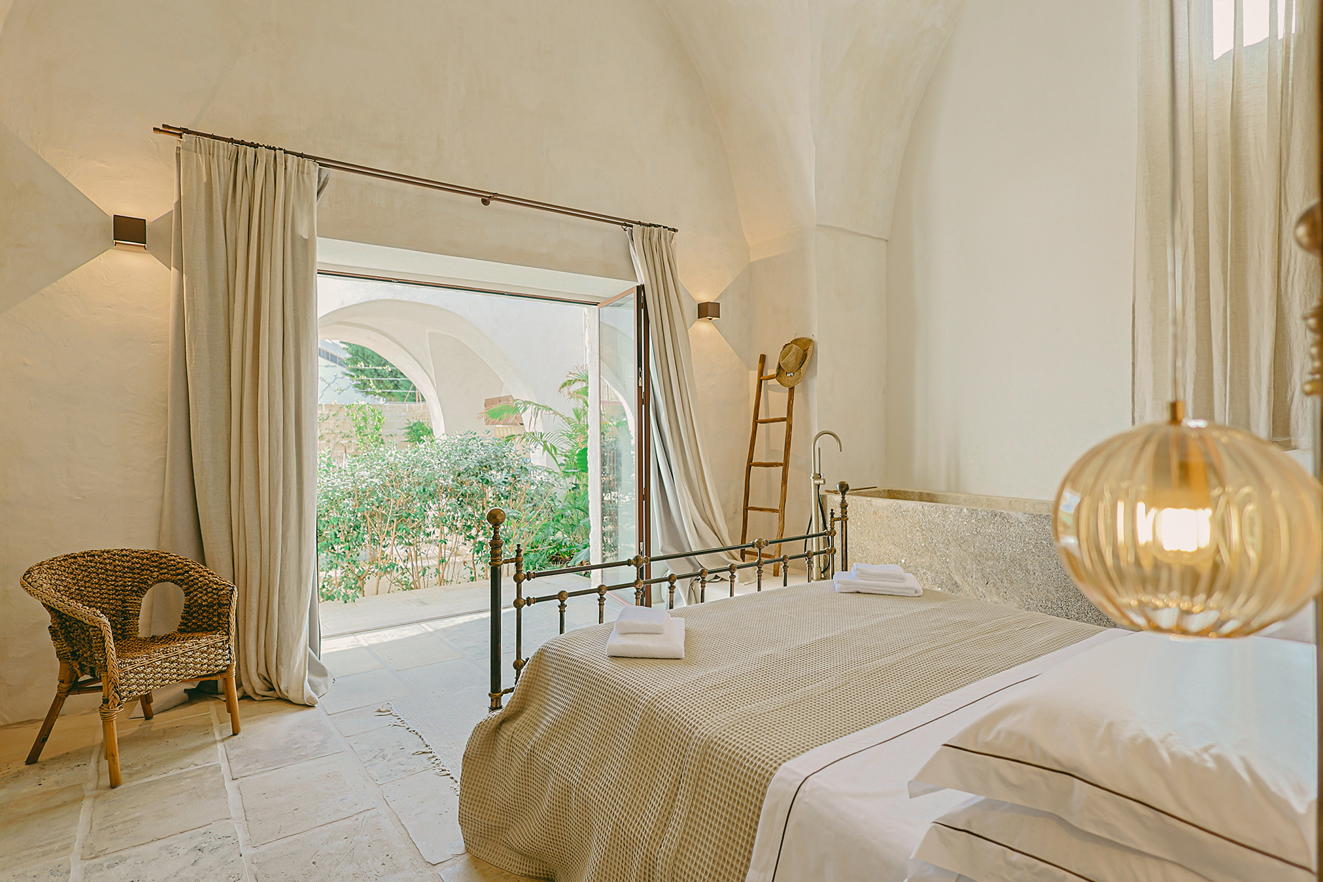 chambre masseria du 18e siècle rénovée Masseria Gemini Pouilles décoration contemporaine chambre masseria du 18e siècle rénovée Masseria Gemini Pouilles décoration contemporaine