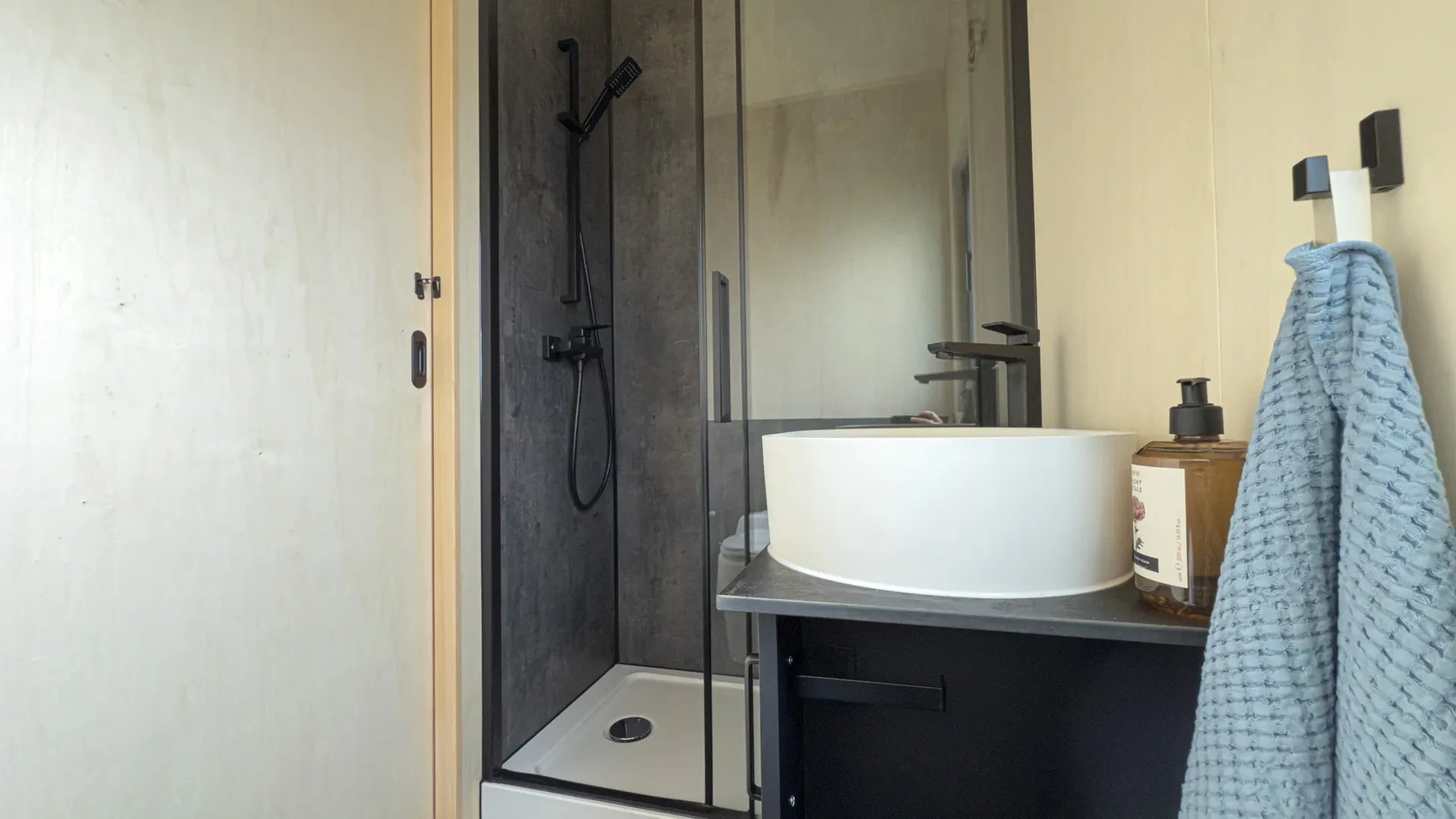 salle de bain mini maison mobile hors réseau Mobi Freedom de Mobi House