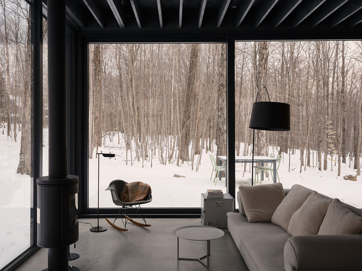 Une maison en bois vitrée de 93m2 conçue par un architecte
