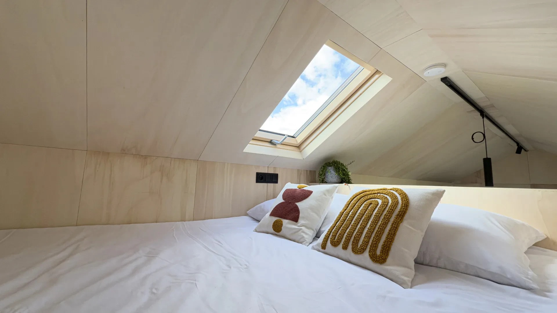 chambre loft mini maison mobile hors réseau Mobi Freedom de Mobi House