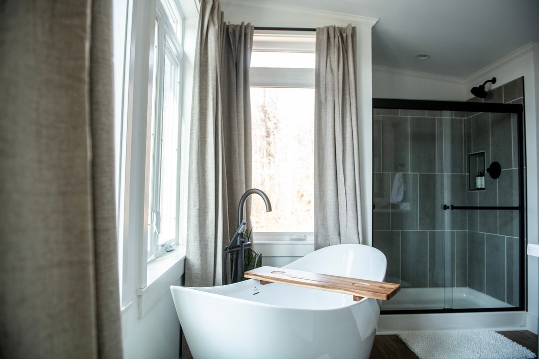 salle de bain avec baignoire îlot petite maison de 62m2 Sonoma par Zook Cabins salle de bain avec baignoire îlot petite maison de 62m2 Sonoma par Zook Cabins