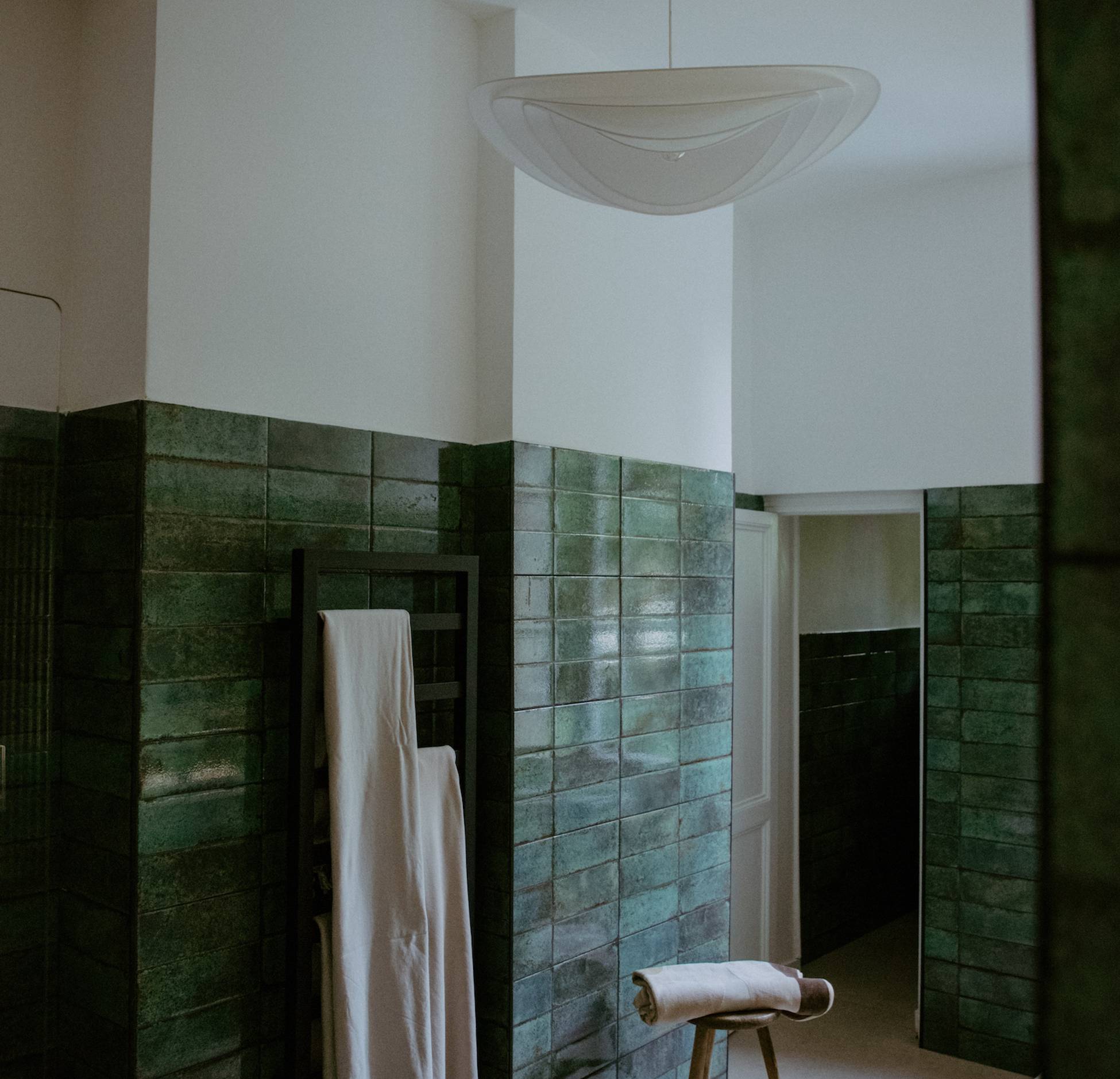 salle de bain verte avec fenêtre décoration contemporaine et classique chic Maison Mandel Bordeaux salle de bain verte avec fenêtre décoration contemporaine et classique chic Maison Mandel Bordeaux