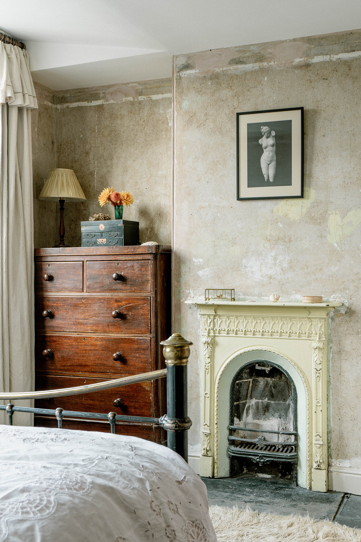 chambre avec cheminée victorienne murs enduits décoration rustique maison rénovée chambre avec cheminée victorienne murs enduits décoration rustique maison rénovée