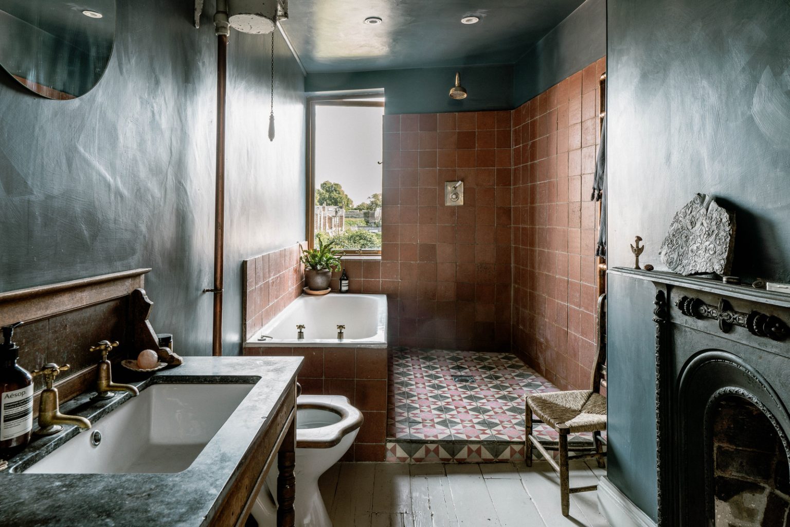 salle de bain carrelage espagnol en terre cuite murs enduits décoration rustique maison rénovée salle de bain carrelage espagnol en terre cuite murs enduits décoration rustique maison rénovée