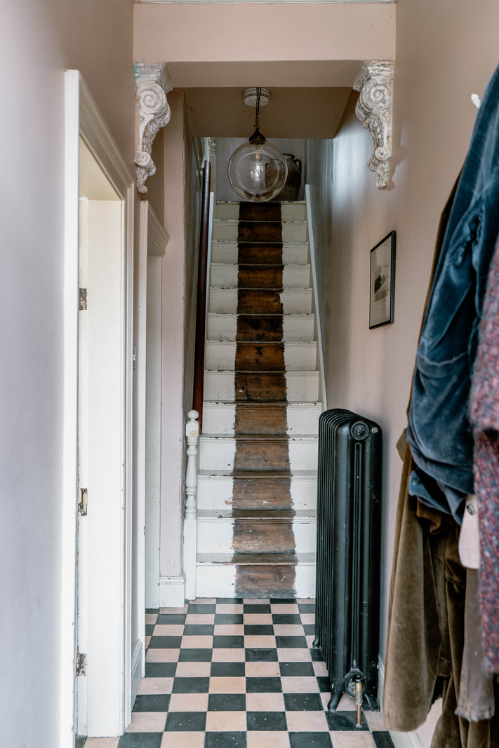 entrée avec escalier ancien en bois et sol damier murs enduits décoration rustique maison rénovée entrée avec escalier ancien en bois et sol damier murs enduits décoration rustique maison rénovée