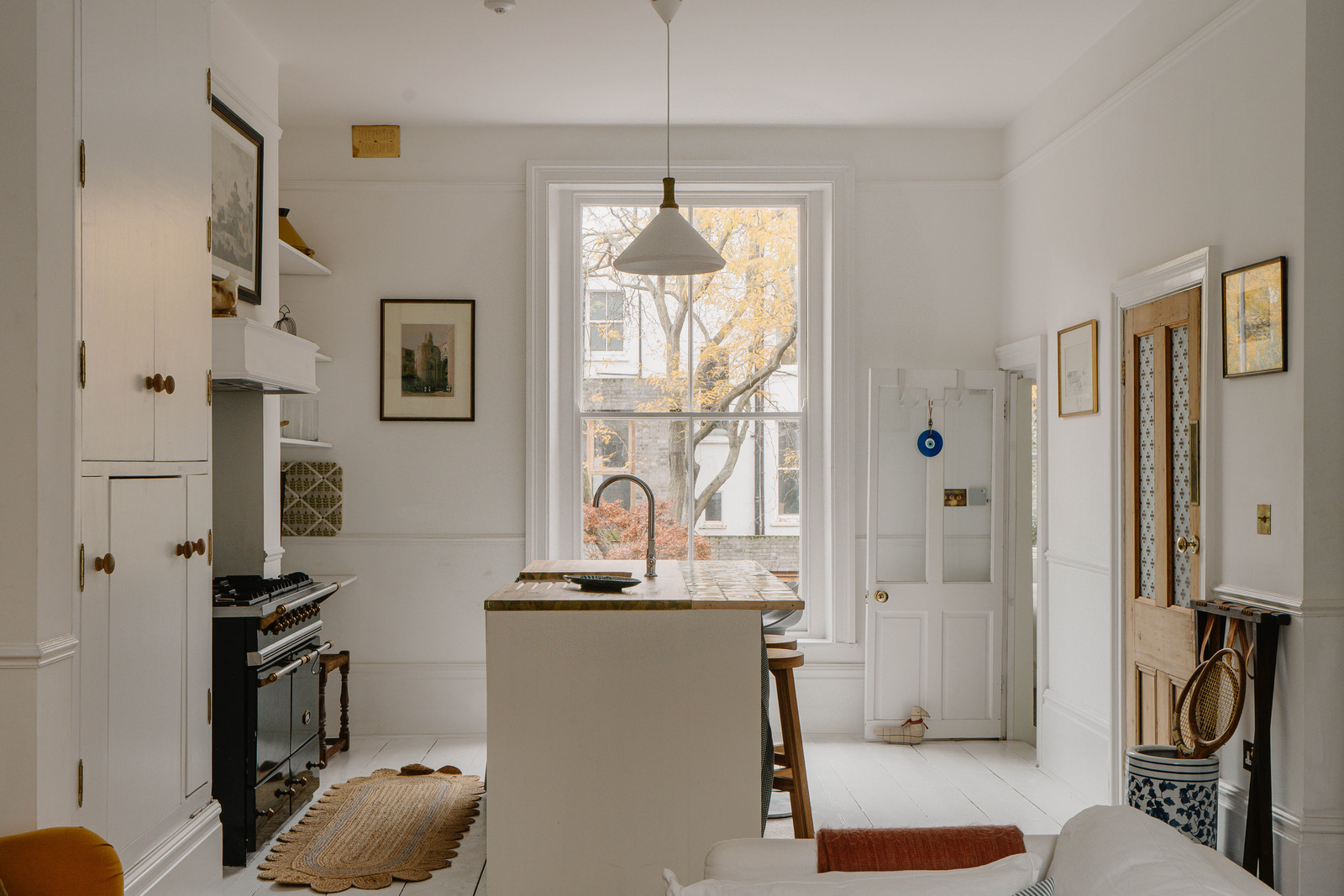 cuisine ouverte avec piano de cuisson Lacanche deux-pièces 44m2 Londres décoration rustique chic