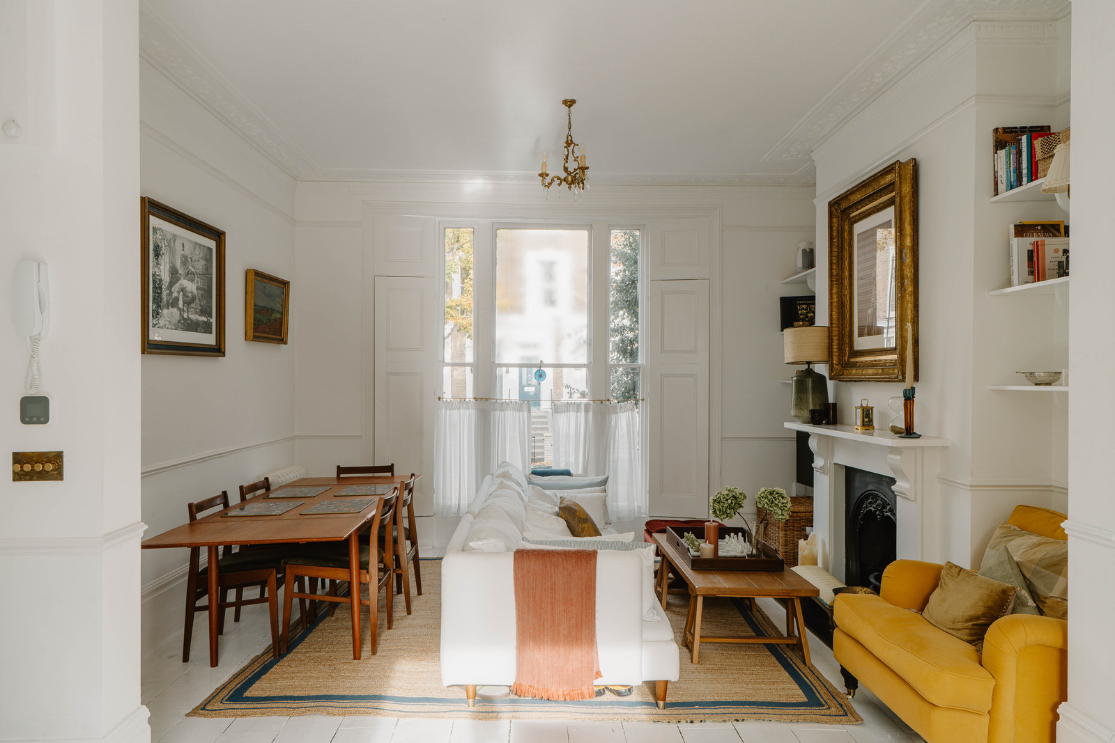 salon avec cheminée ancienne deux-pièces 44m2 Londres décoration rustique chic