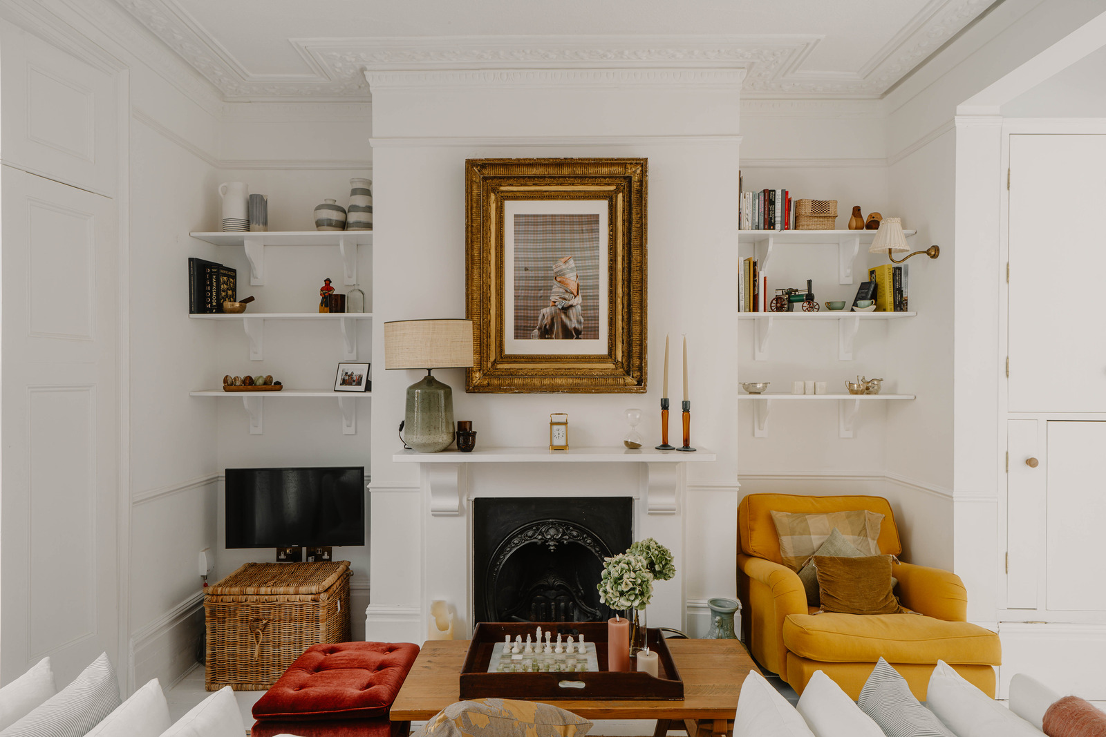 salon avec cheminée ancienne deux-pièces 44m2 Londres décoration rustique chic