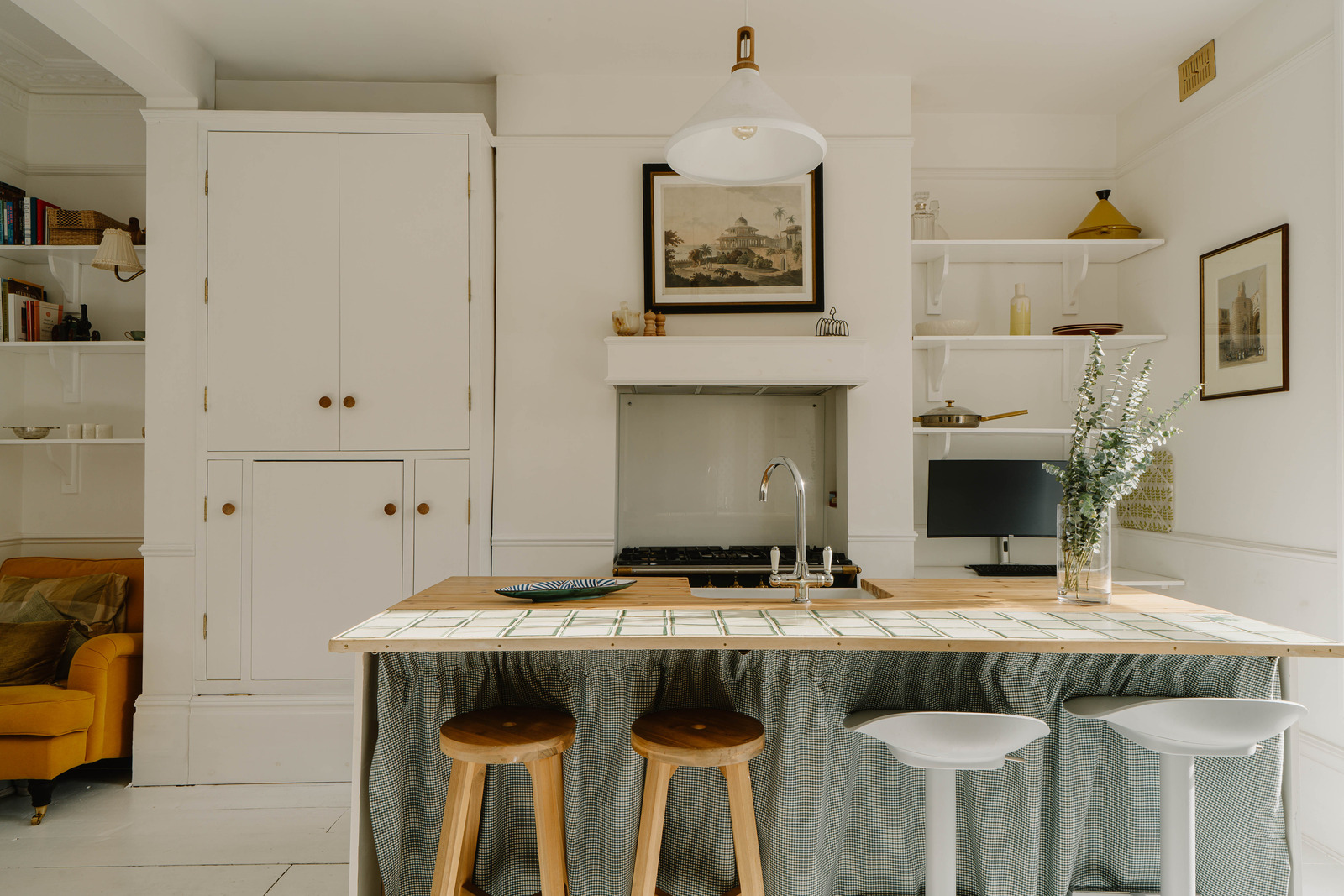 cuisine ouverte avec piano de cuisson Lacanche deux-pièces 44m2 Londres décoration rustique chic