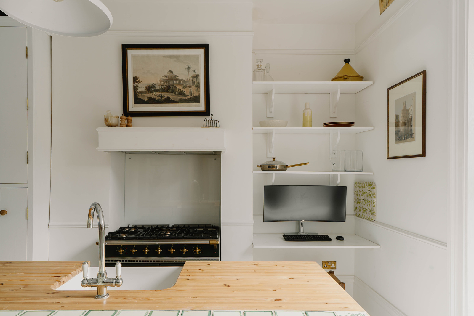 cuisine ouverte avec piano de cuisson Lacanche deux-pièces 44m2 Londres décoration rustique chic
