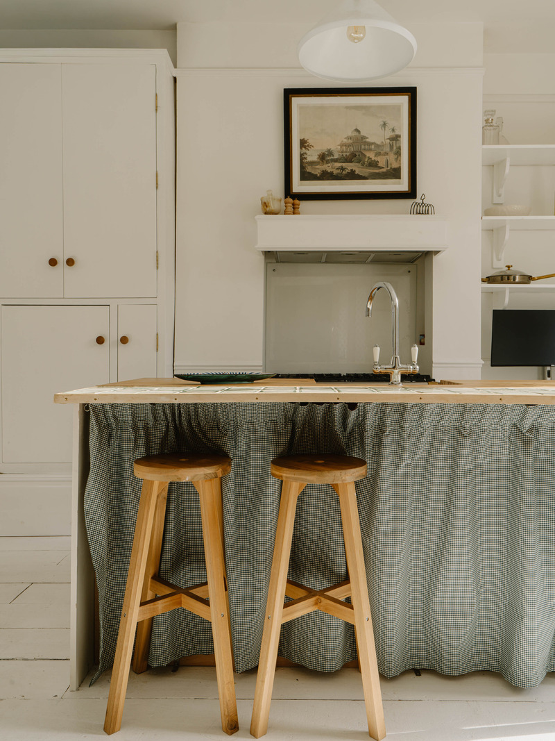 cuisine ouverte avec piano de cuisson Lacanche deux-pièces 44m2 Londres décoration rustique chic