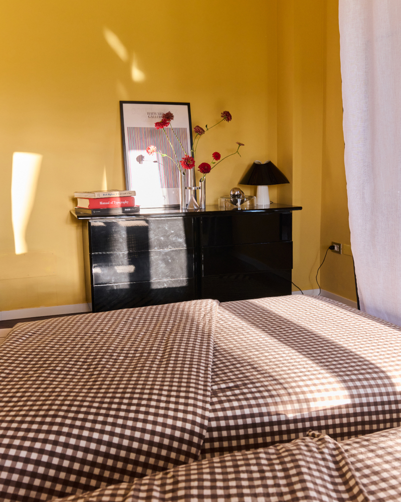 chambre murs jaunes décoration design et vintage années 60 maison ancienne rénovée Italie Villa Mamo chambre murs jaunes décoration design et vintage années 60 maison ancienne rénovée Italie Villa Mamo