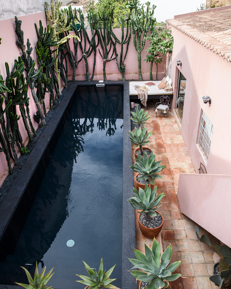 jardin avec piscine couloir couleur noir