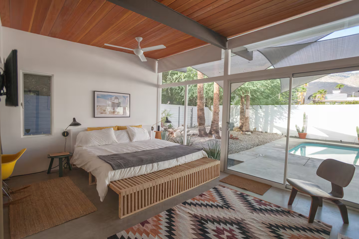 chambre avec baies vitrées sur jardin et piscine maison moderniste Palm Springs décoration mid-century chambre avec baies vitrées sur jardin et piscine maison moderniste Palm Springs décoration mid-century