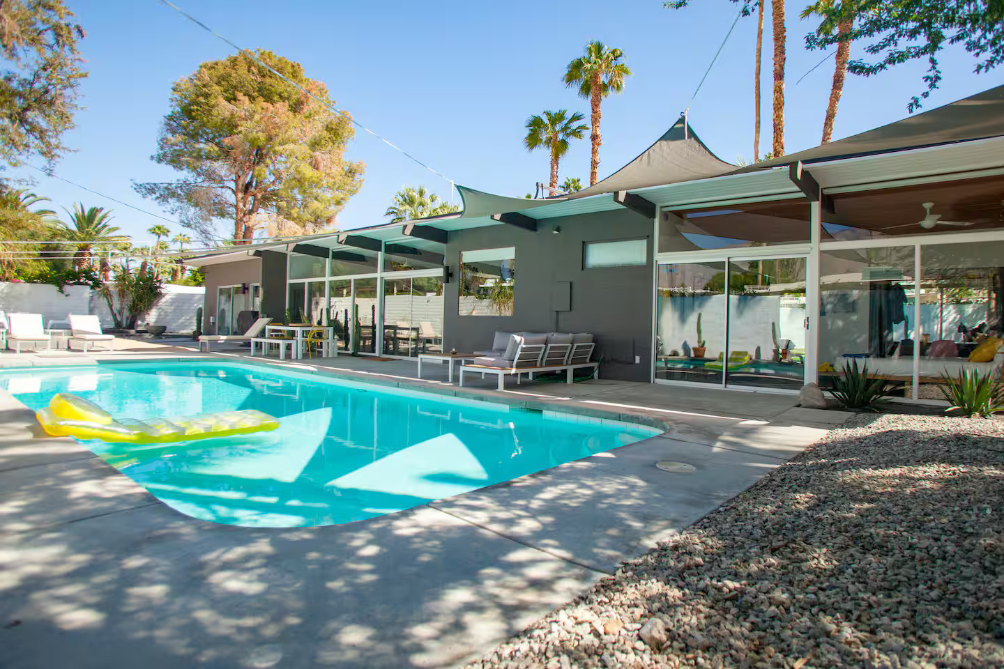 jardin avec piscine maison moderniste Palm Springs décoration mid-century jardin avec piscine maison moderniste Palm Springs décoration mid-century