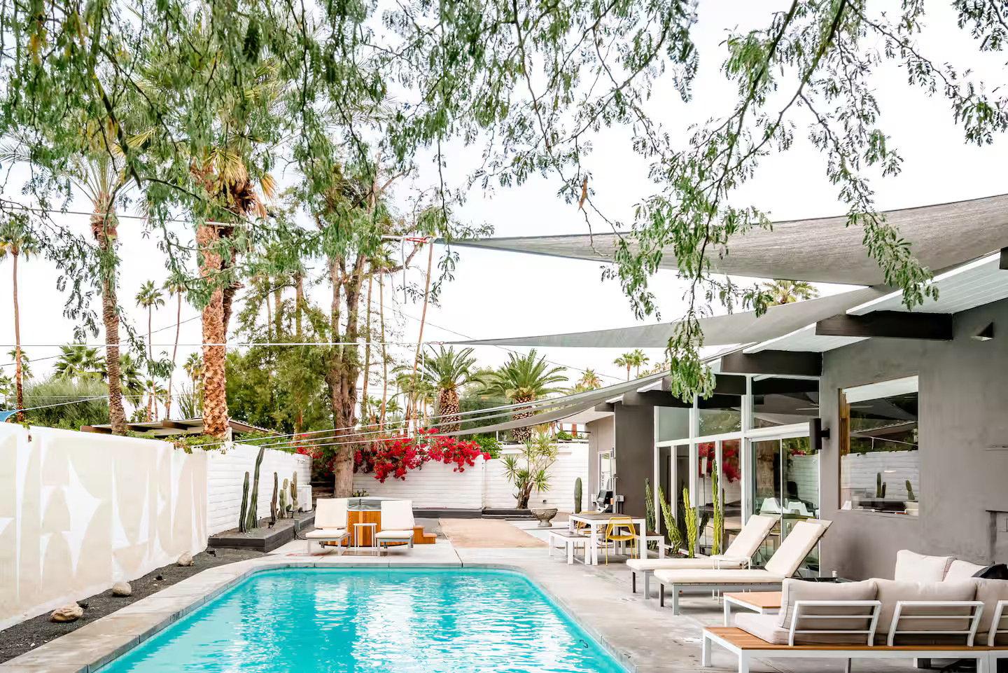 jardin avec piscine maison moderniste Palm Springs décoration mid-century jardin avec piscine maison moderniste Palm Springs décoration mid-century