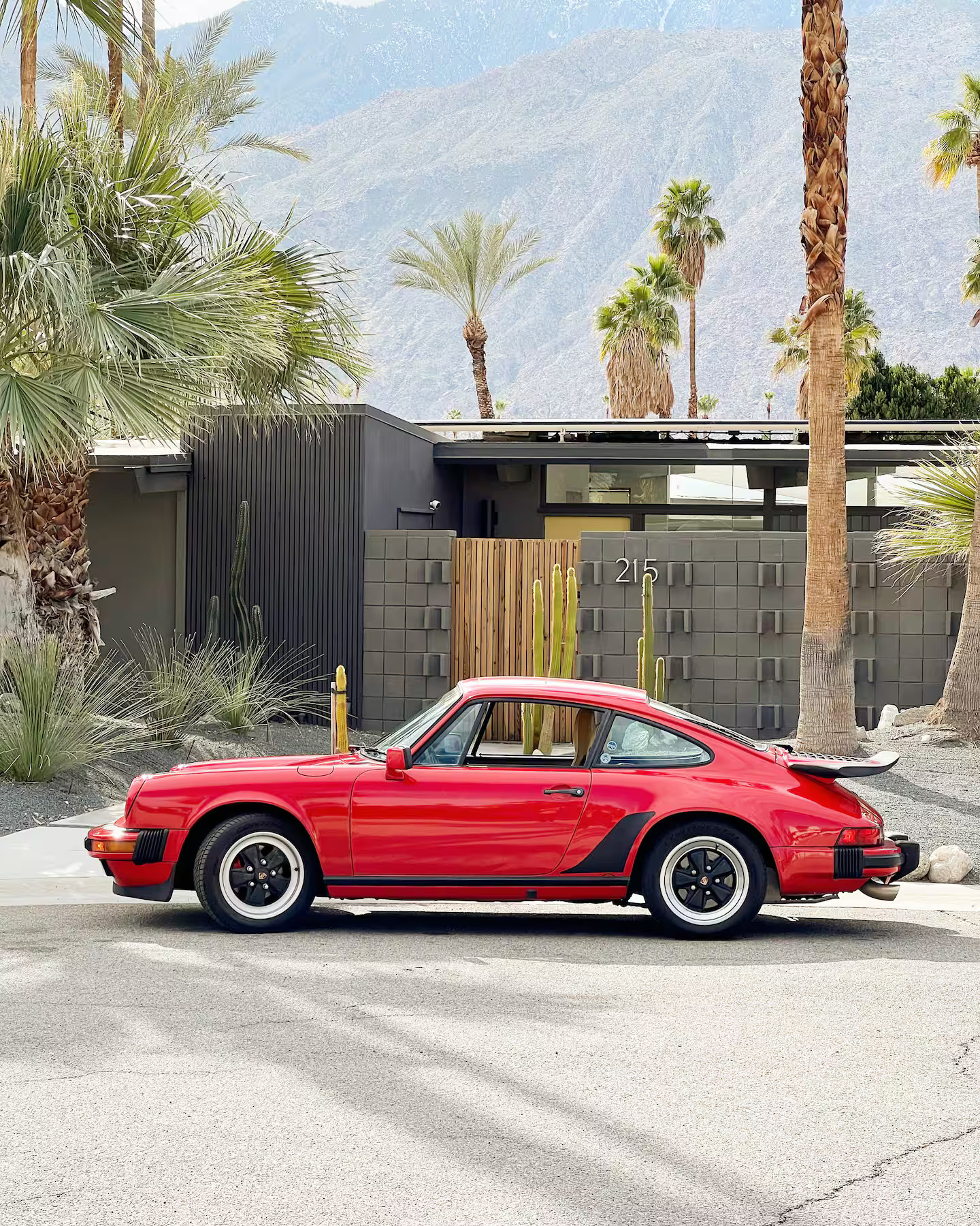 Porsche rouge devant maison moderniste Palm Springs Porsche rouge devant maison moderniste Palm Springs