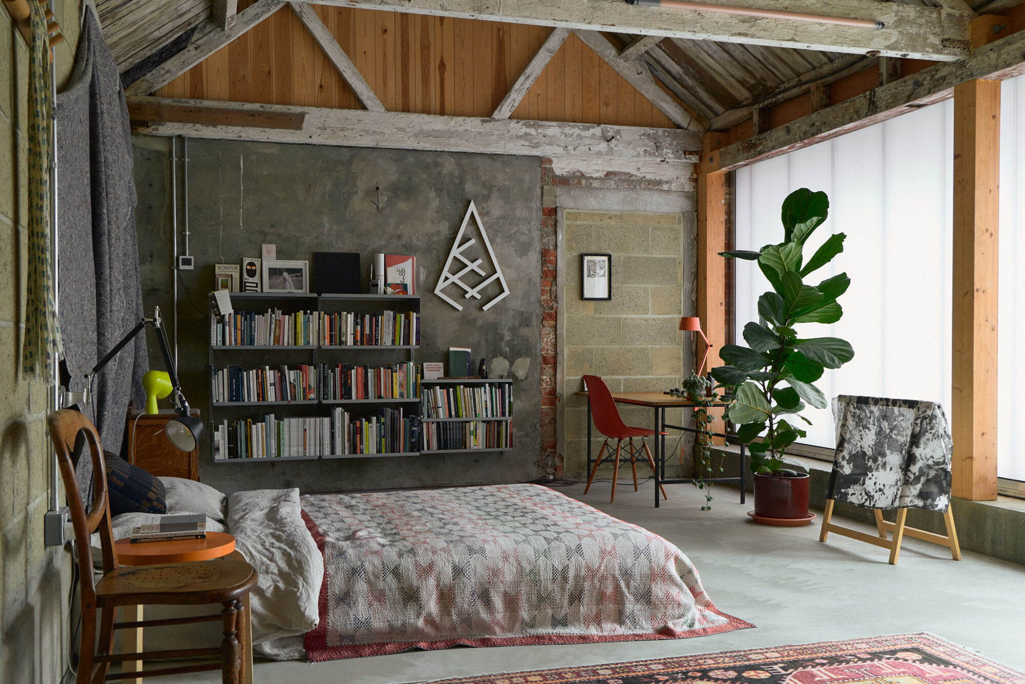 chambre décoration vintage grange rénovée en maison architecte The Old Byre Ile de Wight