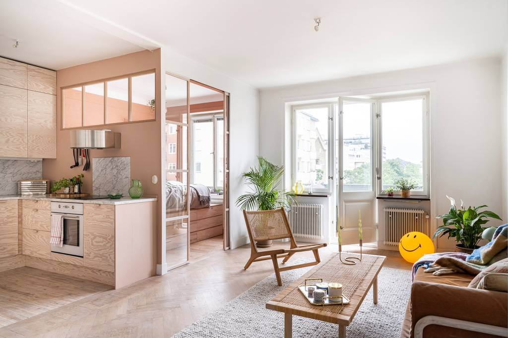 salon cuisine studio 48m2 et coin nuit séparé fermé par cloison en bois vitrée