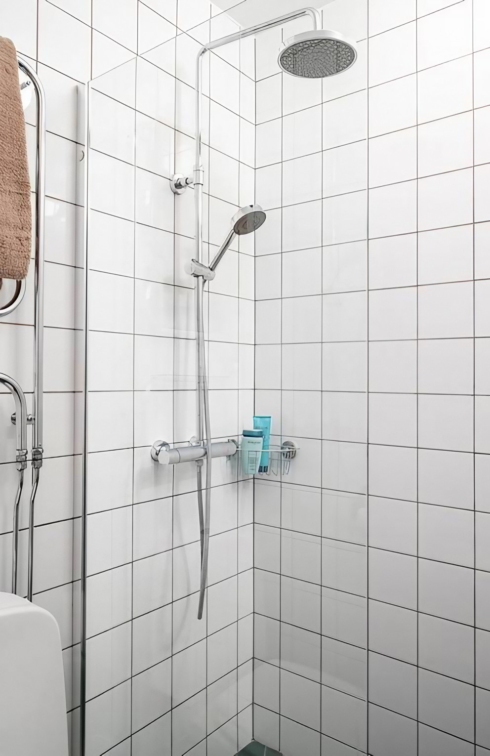 salle de bain blanche et noire studio 48m2