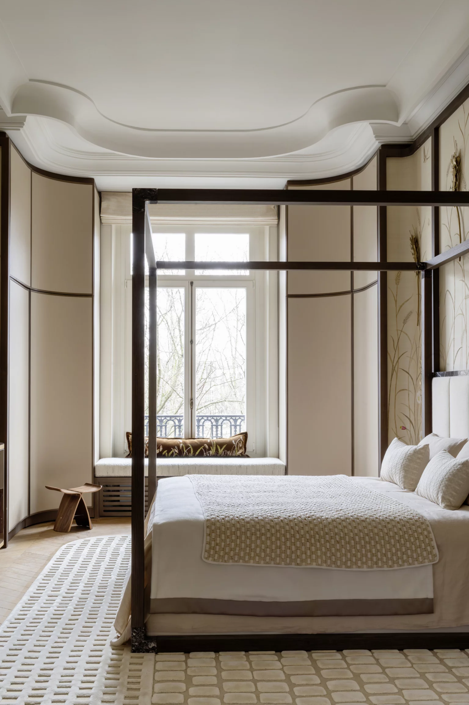 chambre avec lit à baldaquin appartement haussmannien Paris décoration contemporaine chambre avec lit à baldaquin appartement haussmannien Paris décoration contemporaine
