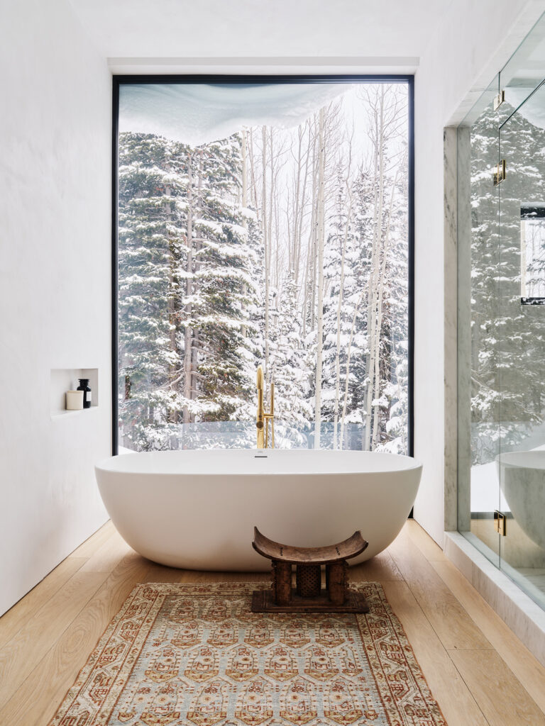 salle de bain baignoire îlot décoration design grandes baies vitrées paysage neigeux de montagne salle de bain baignoire îlot décoration design grandes baies vitrées paysage neigeux de montagne