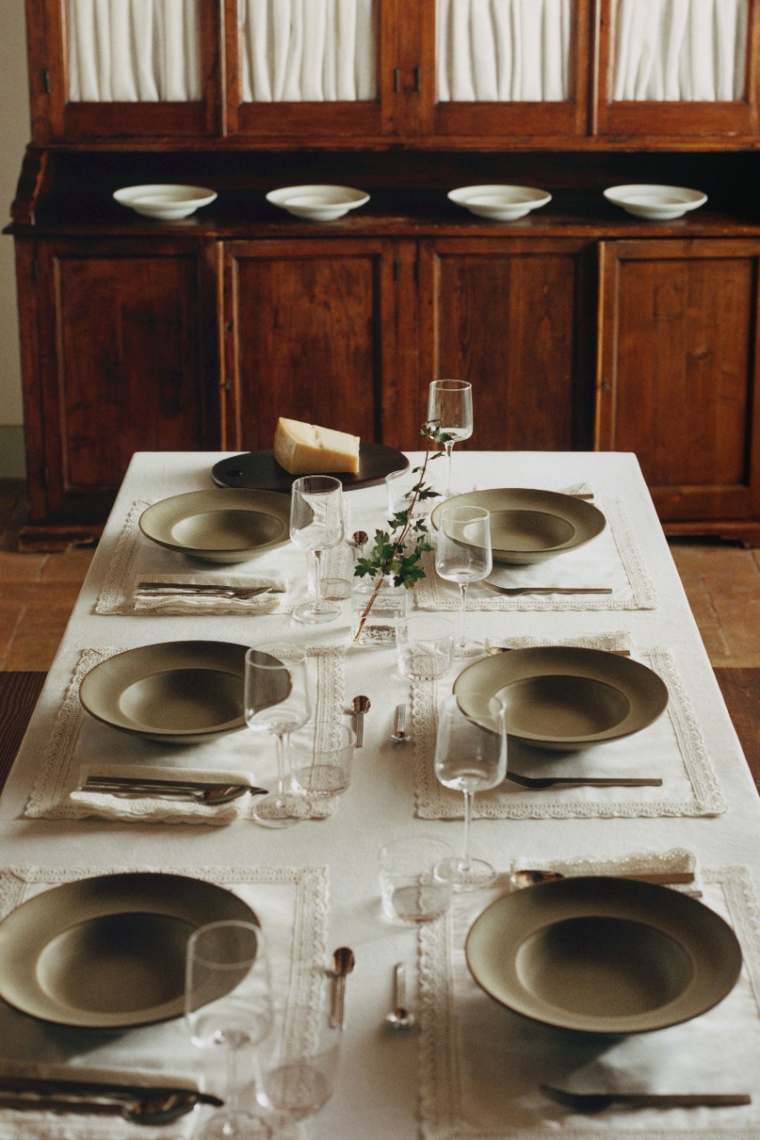 table avec nappe blanche brodée style rustique chic table avec nappe blanche brodée style rustique chic