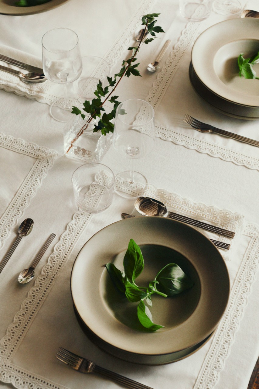 table avec nappe blanche brodée style rustique chic table avec nappe blanche brodée style rustique chic