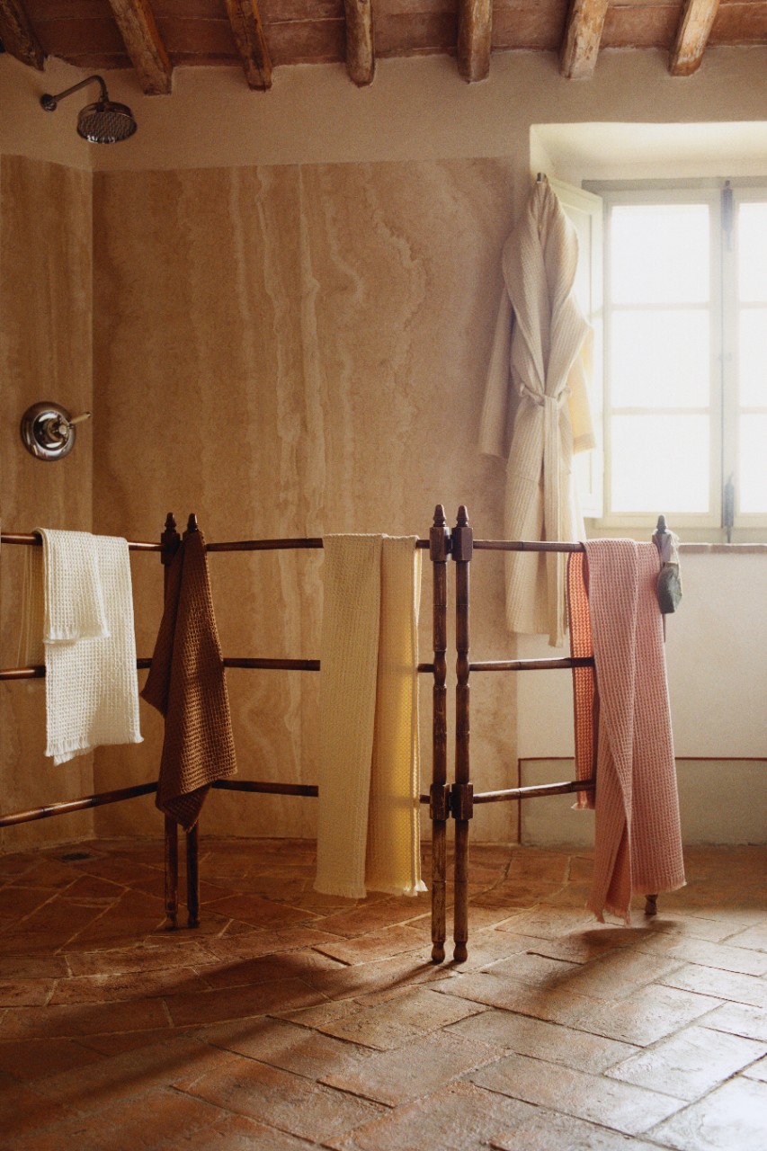 porte serviette bois rustique nouvelle collection printemps H&M HOME 2026 porte serviette bois rustique nouvelle collection printemps H&M HOME 2026