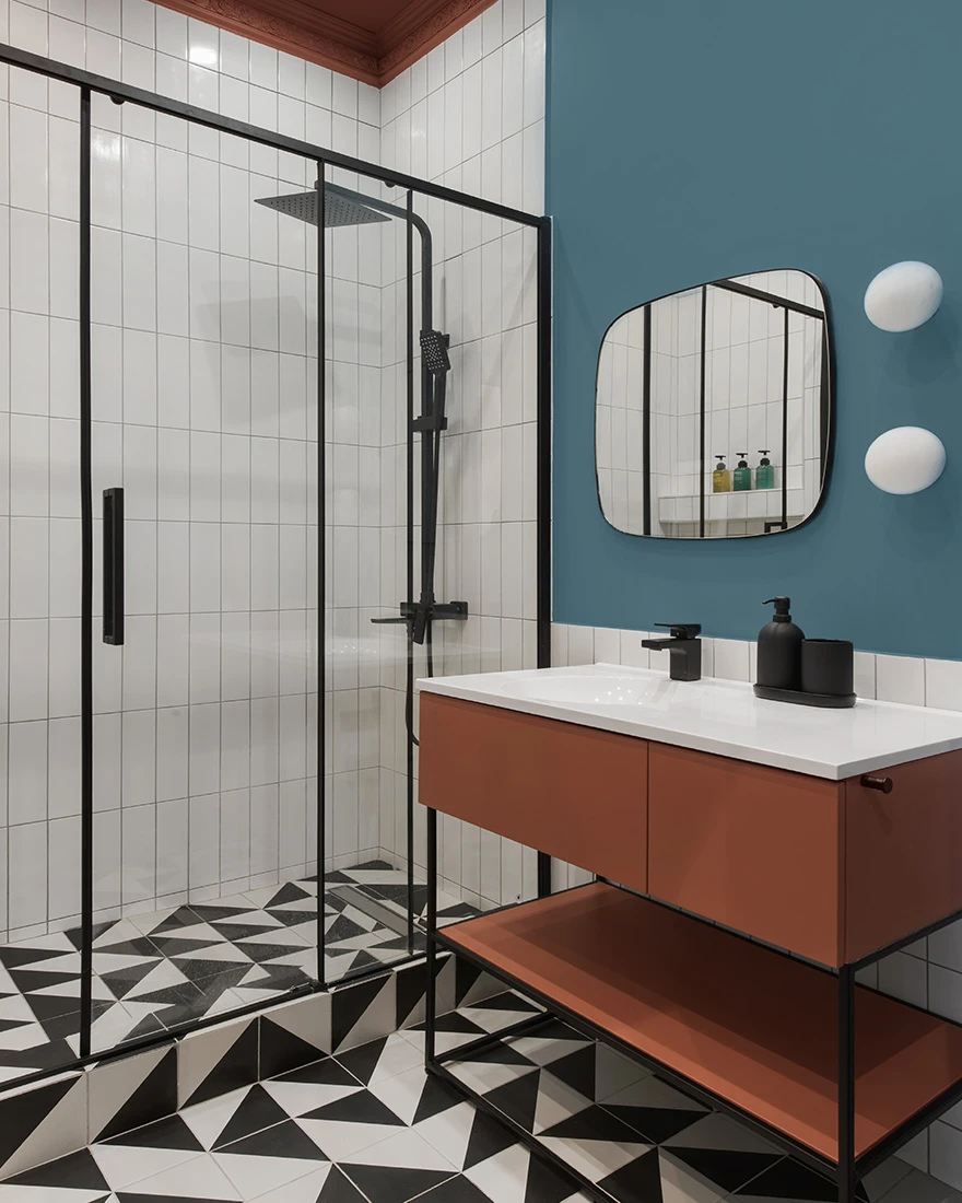 salle de bain bois mur bleu sol noir et blanc décoration contemporaine appartement de 35m2 salle de bain bois mur bleu sol noir et blanc décoration contemporaine appartement de 35m2